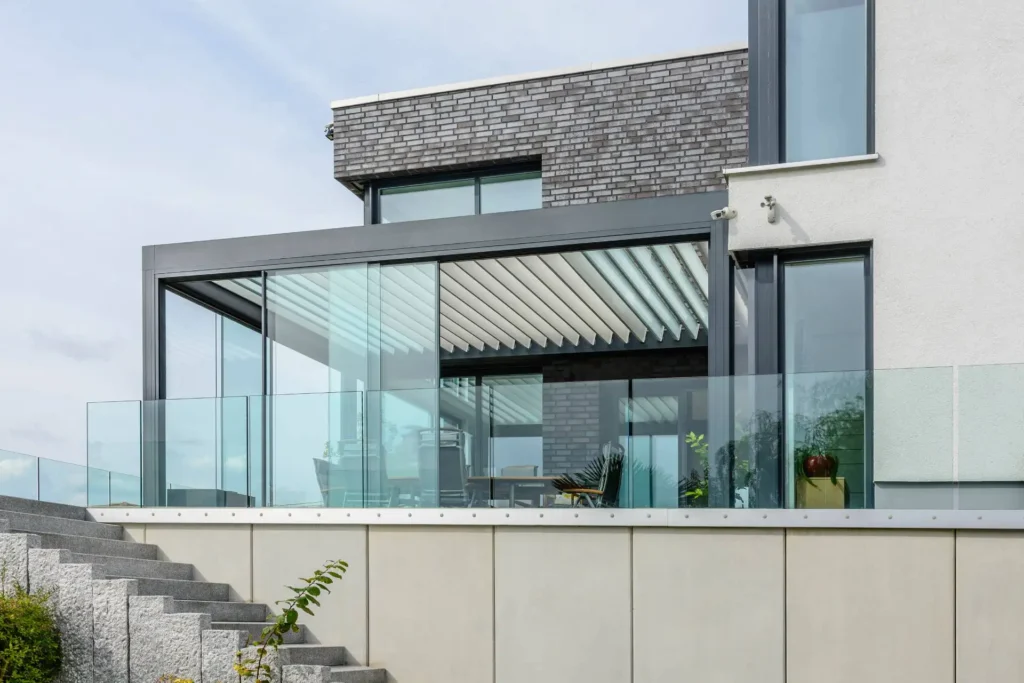 Bioklimatická pergola_Bezrámové zasklení_privewoning_camargue_villatrium_schmidt_922